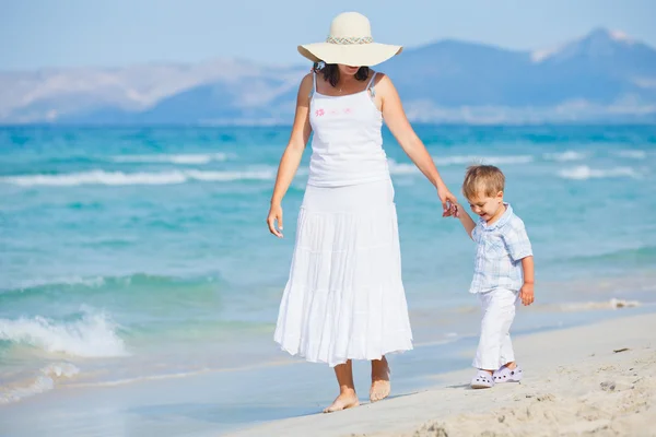 Junge Mutter mit ihrem Sohn im Strandurlaub — Stockfoto