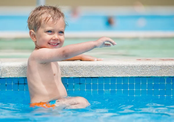 Garçon jouer dans une piscine d'eau — Photo