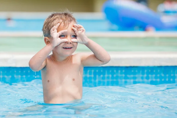 Boy playing in a pool of water — Stock Photo, Image