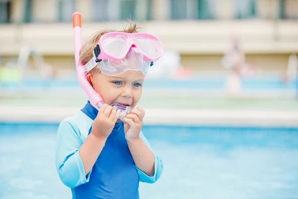 Su havuzunda oynayan çocuk — Stok fotoğraf