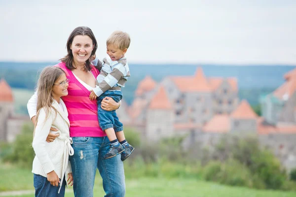 Reizigers. jonge moeder met haar twee kinderen — Stockfoto