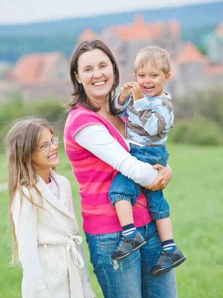 Travelers. Young mother with her two children — Stock Photo, Image