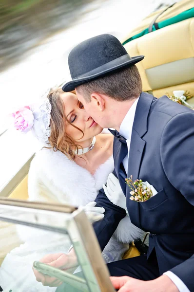 Recién casados en coche de boda —  Fotos de Stock