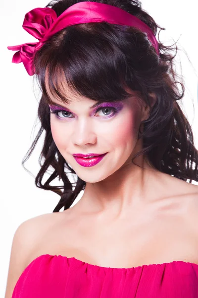 Portret van mooi meisje met donkere haren dragen van roze op wit — Stockfoto