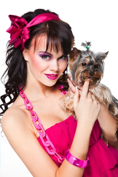 Krásná dívka, která nosí růžové s malým psem na bílém pozadí — Stock fotografie