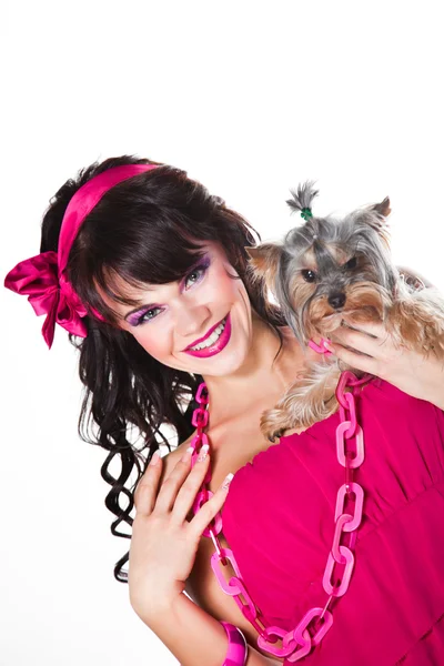 Krásná dívka, která nosí růžové s malým psem na bílém pozadí — Stock fotografie