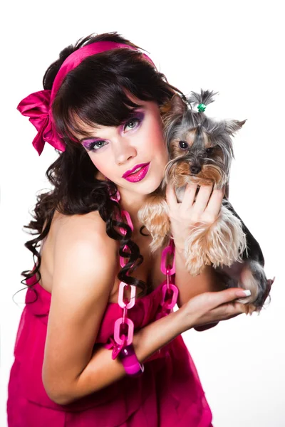 Gyönyörű lány visel rózsaszín, kicsi kutya, fehér háttér — Stock Fotó