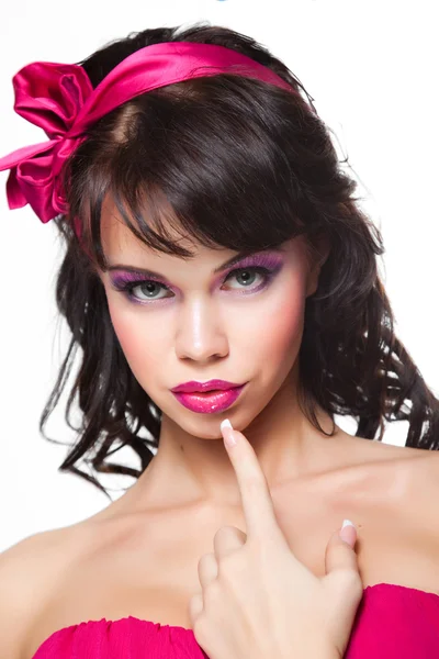 Hermosa chica con el pelo oscuro usando cinta satinada rosa en blanco —  Fotos de Stock
