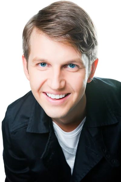 Porträt eines jungen Mannes mit blauen Augen auf isoliertem Weiß — Stockfoto