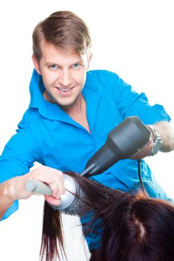Kuaför adam izole beyaz saç kurutma makinesi ile çalışma