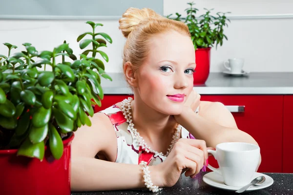 Chica con taza de café en el interior de la cocina —  Fotos de Stock