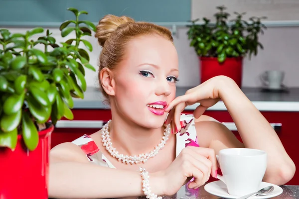 주방의 인테리어에 커피 한잔과 함께 섹시 한 여자 — 스톡 사진