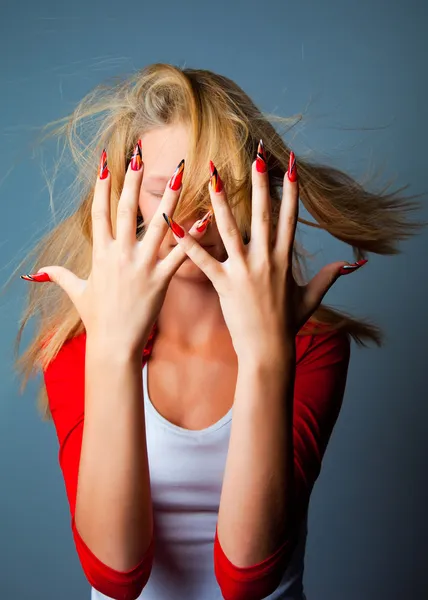 Девушка с модным дизайном ногтей — стоковое фото