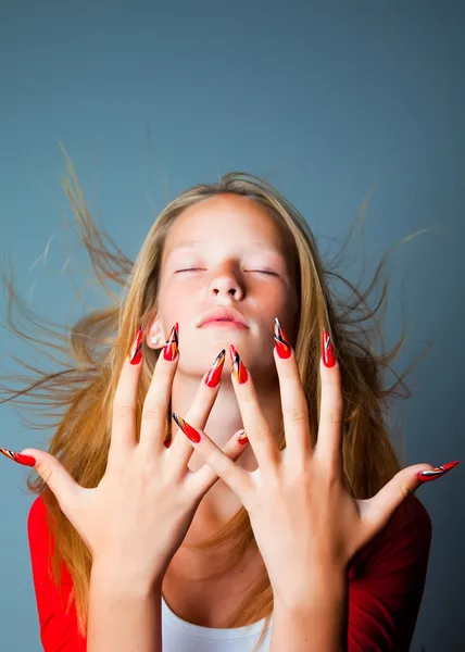 Meisje met gesloten ogen en modieuze ontwerp van nagels — Stockfoto
