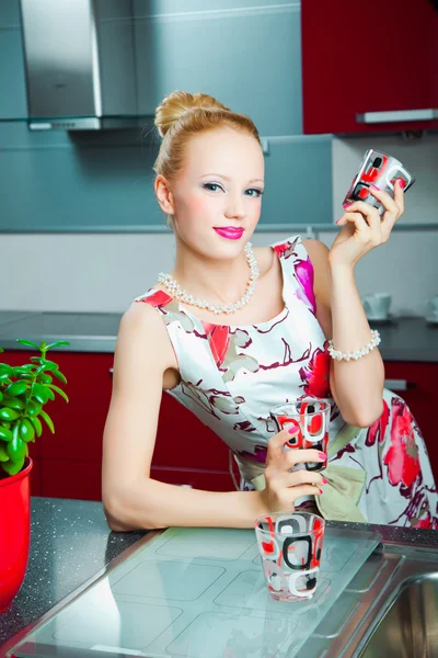 Blond meisje met bril in interieur van keuken — Stockfoto