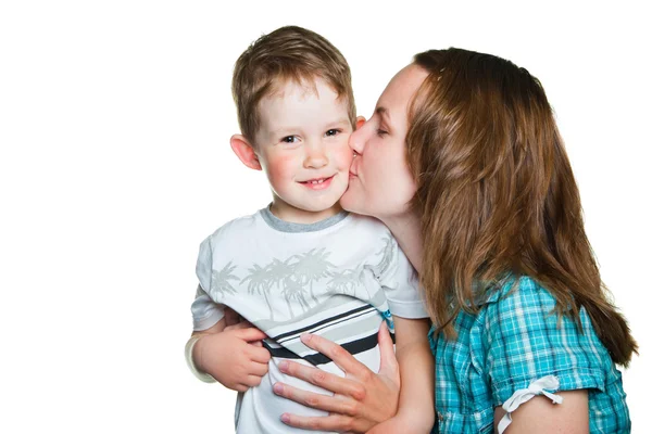 Sorgfältige Mutter küsst ihren Sohn sanft auf isoliertem Weiß — Stockfoto