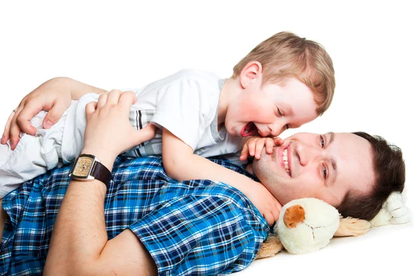 Glad pappa leker med sonen skrattande på isolerade vit — Stockfoto