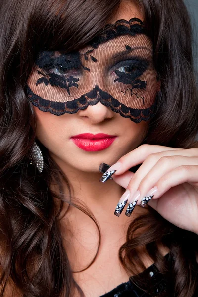 Atractiva morena con máscara de acy en los ojos — Foto de Stock