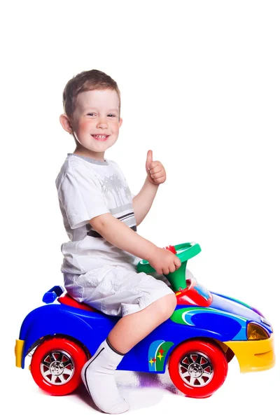 Gesticulating chłopiec z kolorowy samochód — Zdjęcie stockowe