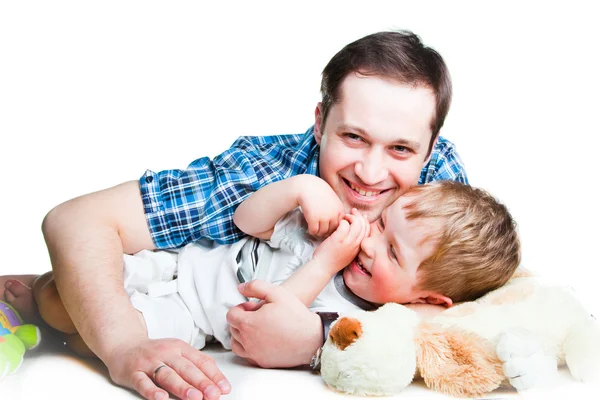 Glad pappa leker med sonen skrattande på vit — Stockfoto