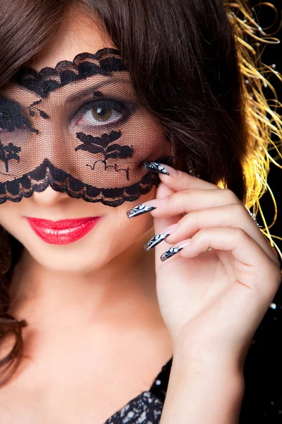 Ελκυστική μελαχρινή με δαντελωτές μάσκα για τα μάτια — Φωτογραφία Αρχείου