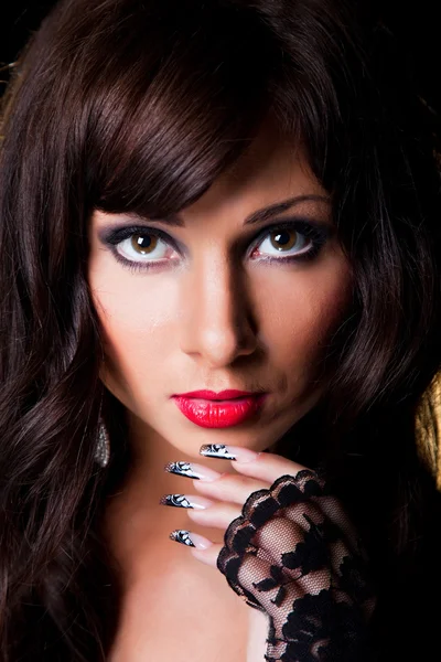Bella ragazza bruna con bella manicure in pizzo su nero — Foto Stock