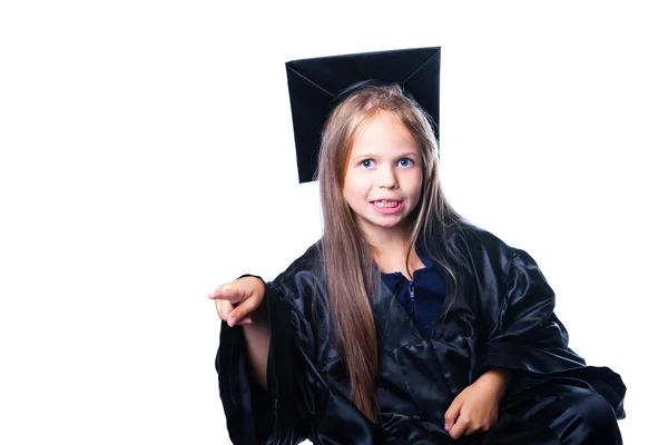 Portrait de mignonne fille gesticulante en robe de graduation sur blanc isolé — Photo