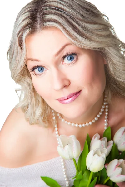 Close-up πορτρέτο του ξανθιά γυναίκα με λευκό tulipson απομονωθεί — Φωτογραφία Αρχείου