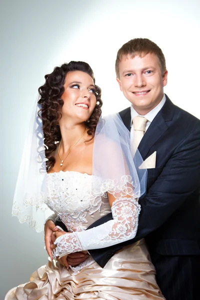 Čerstvě vdaná, ženich a nevěsta na šedé — Stock fotografie
