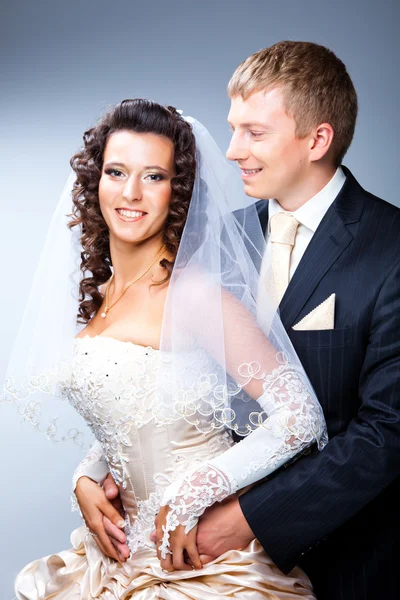 Verliebte Braut und Bräutigam — Stockfoto