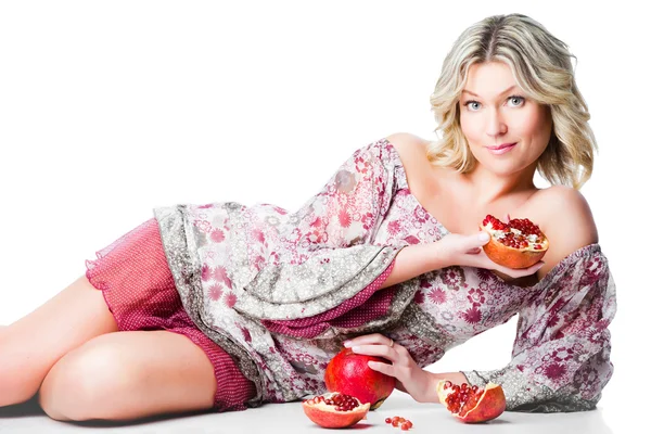 Blonde vrouw met granaatappels liggend op geïsoleerde Wit — Stockfoto