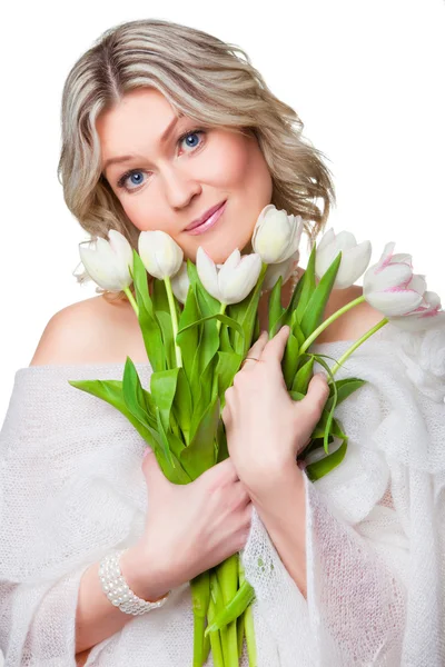 Mulher bonita com tulipas primavera em branco isolado — Fotografia de Stock