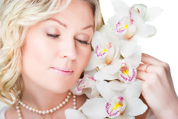Femme blonde avec orchidée sur blanc isolé — Photo