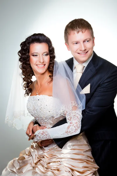 Appena sposati sposo e sposa su blu — Foto Stock
