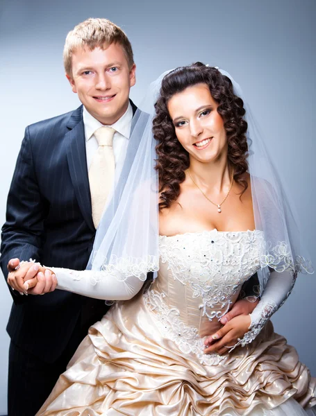 Apenas casado noivo e noiva em azul — Fotografia de Stock