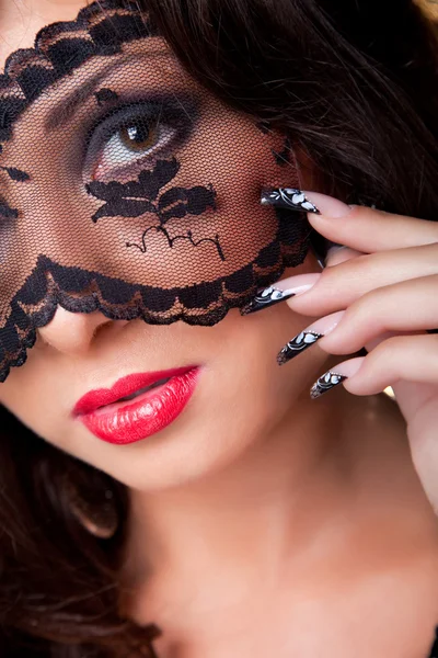 Mooie dame met lacy masker op ogen — Stockfoto