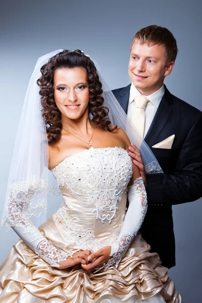 Glücklich verheiratete Braut und Bräutigam — Stockfoto