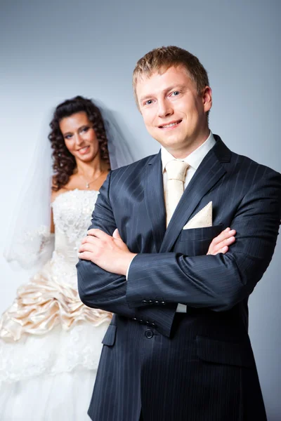 Šťastný čerstvě vdaná nevěsta a ženich — Stock fotografie