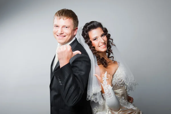 Gestikulerande bruden och brudgummen — Stockfoto
