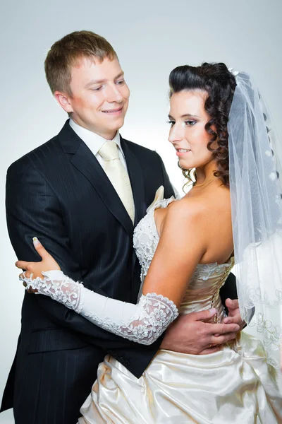 Feliz apenas casado noiva e noivo — Fotografia de Stock
