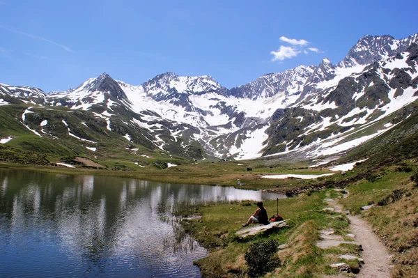 Descansando en el lago de montaña — Foto de Stock