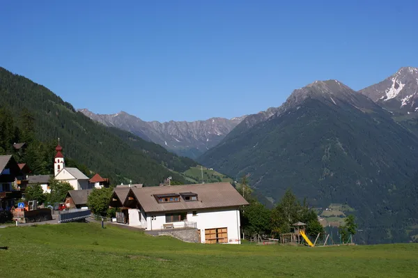 Hegyvidéki falu Dél-Tirol — Stock Fotó