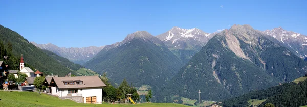 Villaggio di montagna nelle Alpi — Foto Stock