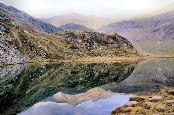 Reflexión en lago de montaña — Foto de Stock