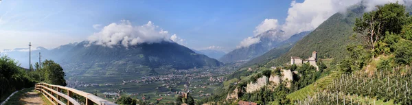 Castello Tirolo e la Val Venosta — Foto Stock