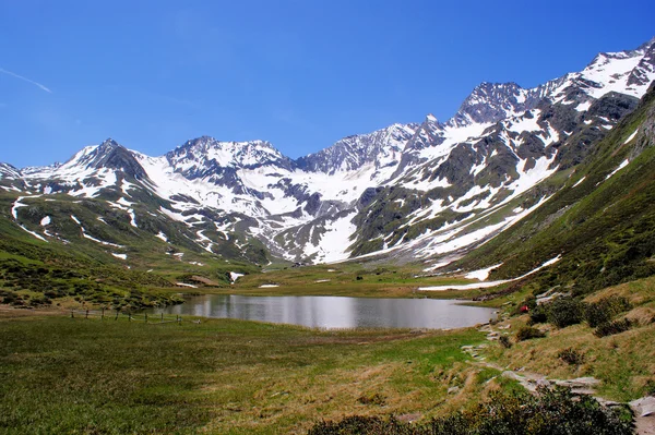 Um lago de montanha — Fotografia de Stock