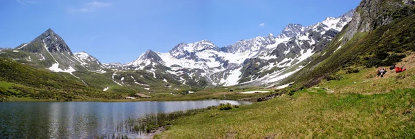 Rast vid en fjällsjö i Alperna — Stock fotografie