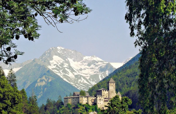 Średniowieczny zamek w Południowym Tyrolu — Zdjęcie stockowe
