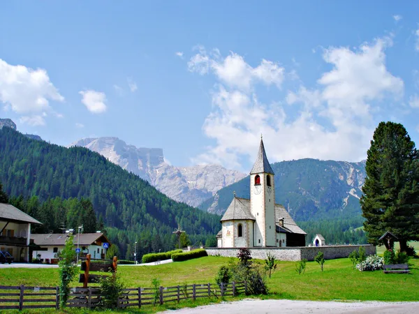Chiesa di paese nelle Dolomiti Pragser — Foto Stock