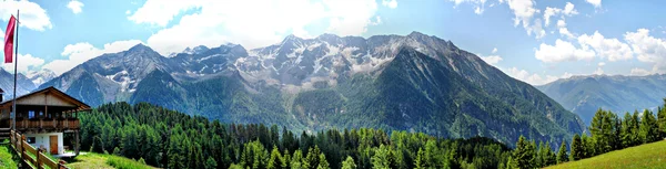 Cabaña alpina en las montañas — Foto de Stock